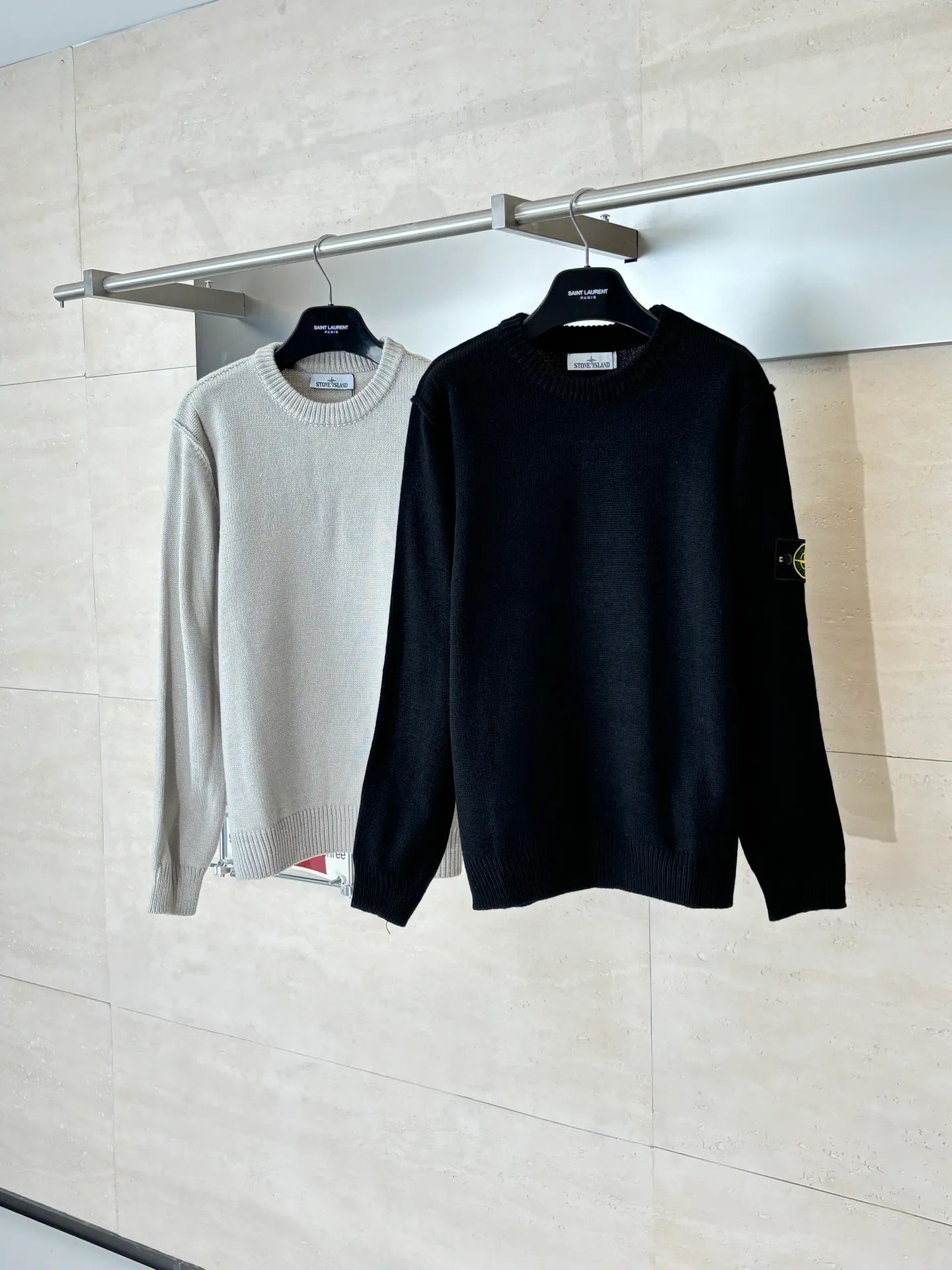 P410 Stone islan*/stone island solid color basic armband round neck knitted sweater. The original version was purchased and developed by 2488. The fabric is made of wool yarn blended nylon. The overall comfort is more skin-friendly than the original version. The YB upper body is particularly tight. We adjusted the overall feel and skin-friendly feeling based on the original wool yarn quality. Both are more comfortable and breathable than the ZP upper body. There is no difference between the stripes and the original version. And it can be done with full grade. Supports random detection of wool content. We ensure that every item our customers receive is of high quality. It also needs to be taken to the tatting factory for secondary processing. Stone Island armband, the overall wiring is straight and delicate, the fabric is comfortable and soft, the color is consistent without color difference Size: S/M/L/XL